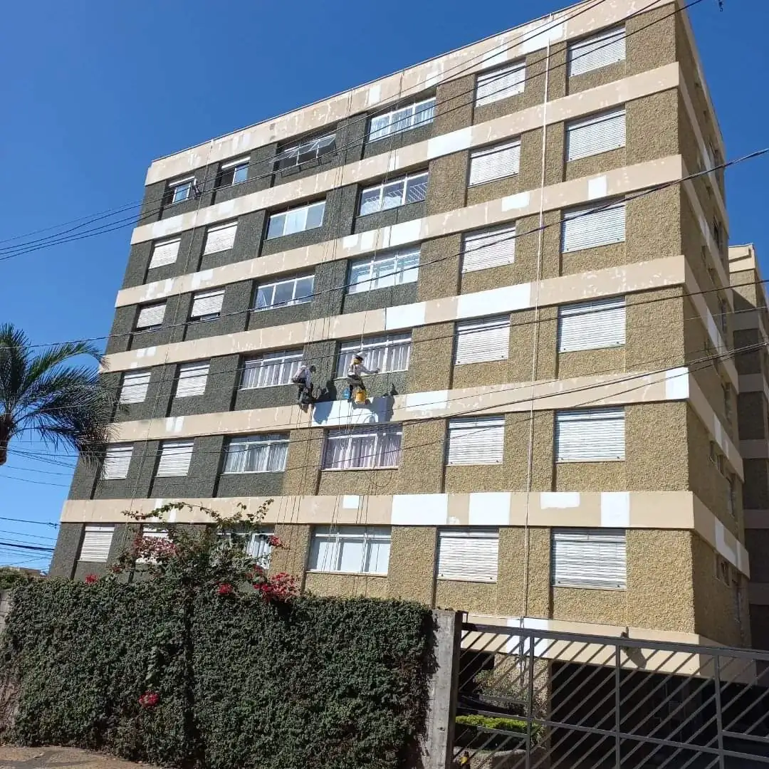 Fachada de condomínio residencial pintada pela BellaCor Construtora